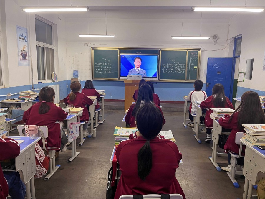 陕西省第二商贸学校组织学生收看“同上一堂思政大课”课程